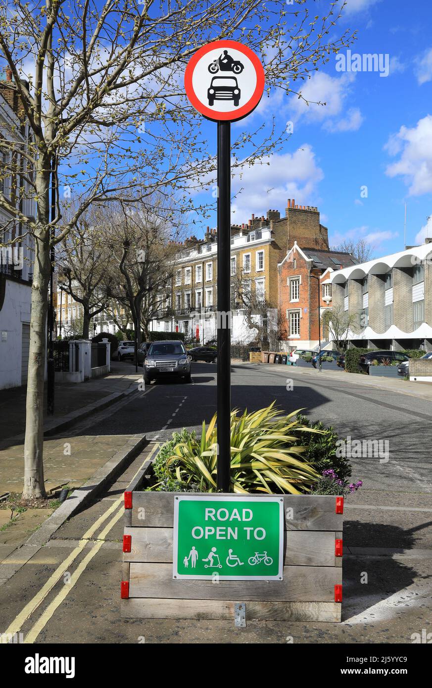 In Camden Town, im Norden Londons, Großbritannien, gibt es kein Schild mit Autos oder Motorrädern auf der Albert Street Stockfoto