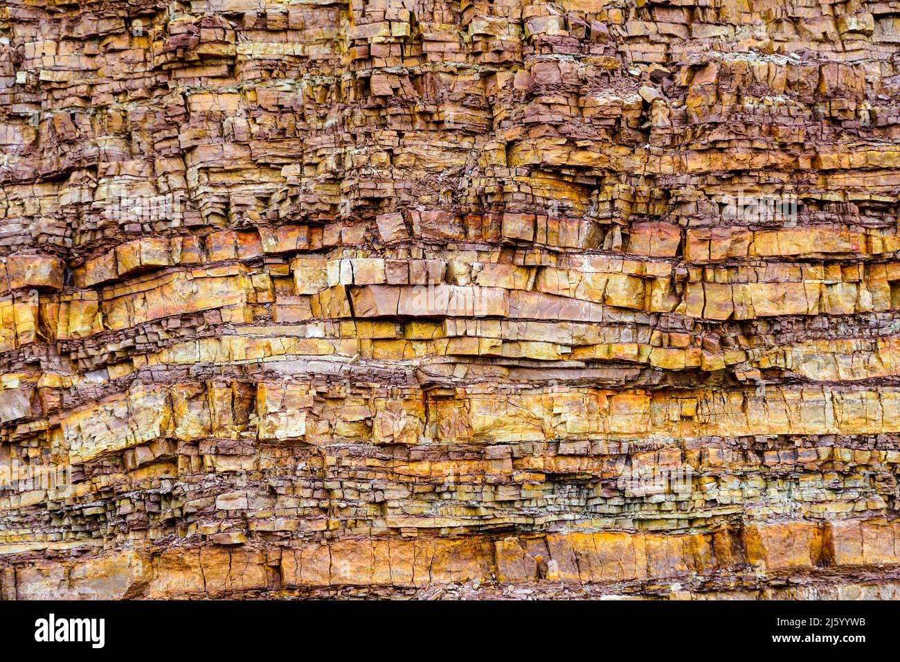 Nahaufnahme einer uralten, braun gesprungenen, fein geschichteten Sedimentgesteinstruktur Stockfoto
