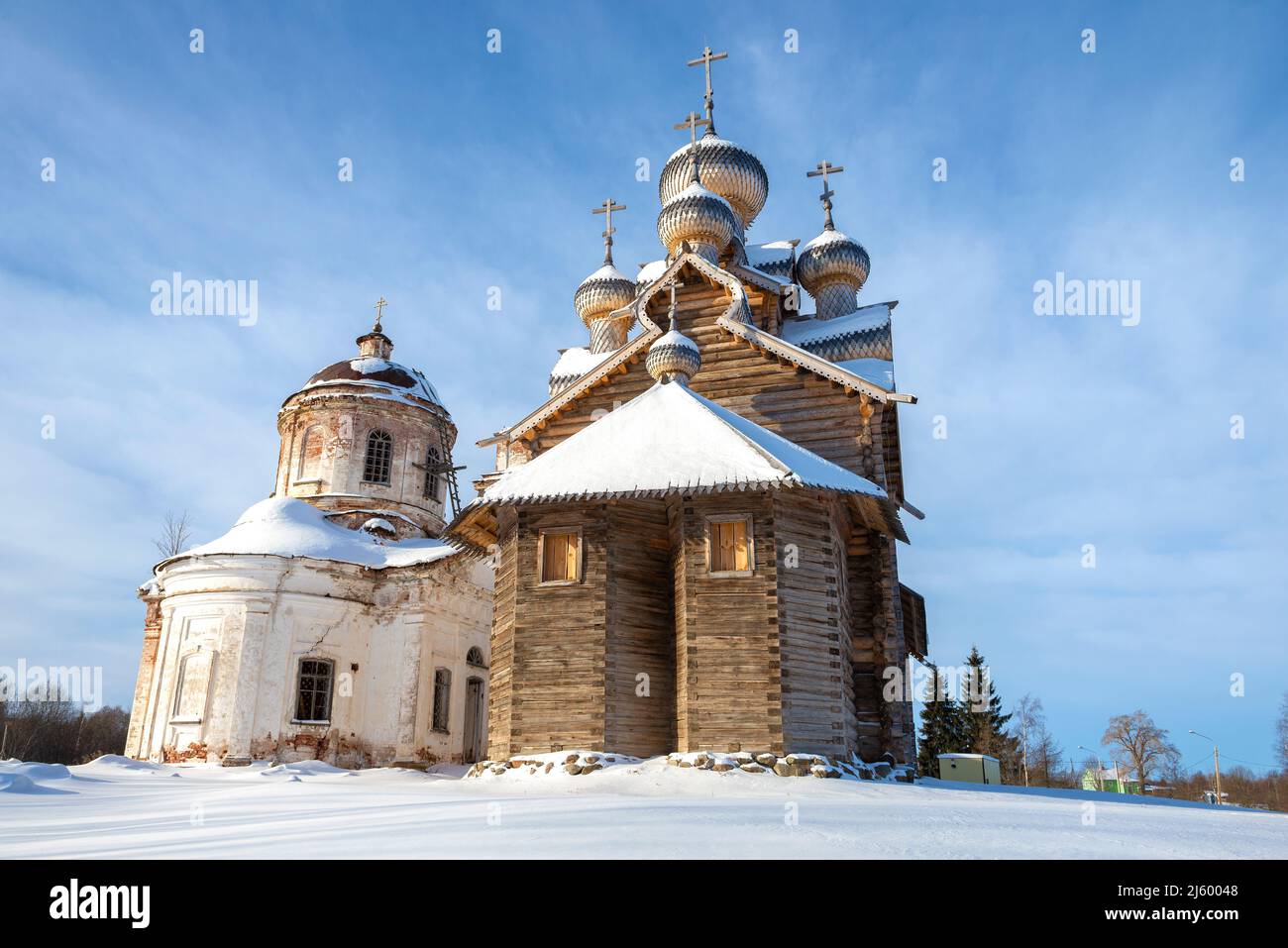 Alte Kirchen von Paltoga Dorf am Februarnachmittag. Region Wologda, Russland Stockfoto