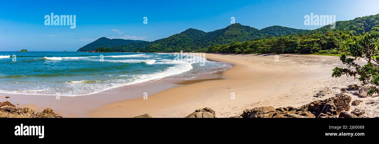 Panoramabild von Praia Branca (White Beach) in der Stadt Bertioga und umgeben von Regenwald an der Küste von Sao Paulo, Brasilien Stockfoto