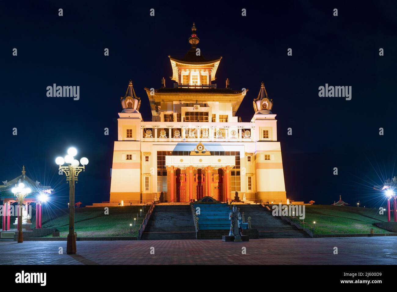 ELISTA, RUSSLAND - 20. SEPTEMBER 2021: Buddhistischer Tempel 'Goldener Aufenthaltsort von Buddha Shakyamuni' in der Septembernacht Stockfoto
