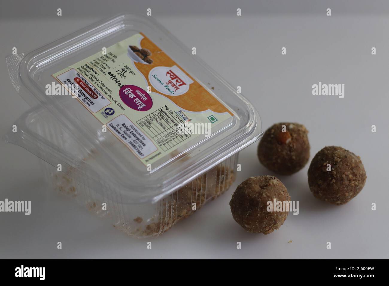 Mumbai, Maharashtra, Indien, April 16 2022: Peanut Dink Ladoo aus Swara-Lebensmitteln. Erdnuss Dinkache Ladoo sind eine der nährstoffreichen Ladoos, die sind Stockfoto