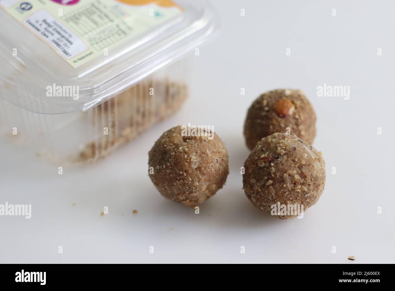 Mumbai, Maharashtra, Indien, April 16 2022: Peanut Dink Ladoo aus Swara-Lebensmitteln. Erdnuss Dinkache Ladoo sind eine der nährstoffreichen Ladoos, die sind Stockfoto