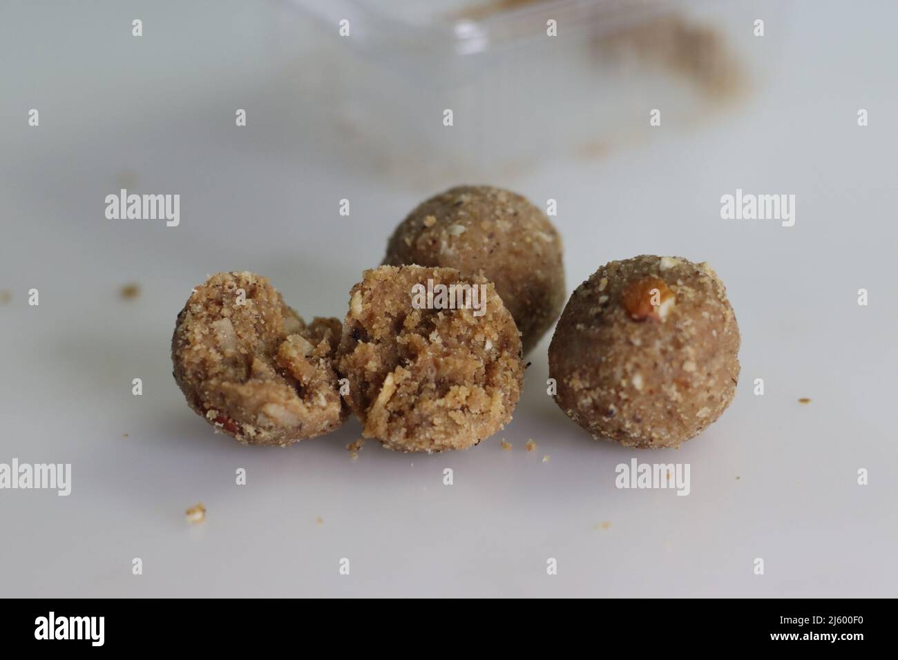 Peanut Dink Ladoo. Erdnuss Dinkache Ladoo sind eine der nährstoffreichen Ladoos, die aus dink und trockenen Früchten und Datteln hergestellt werden. Aufnahme auf weißem Hintergrund Stockfoto