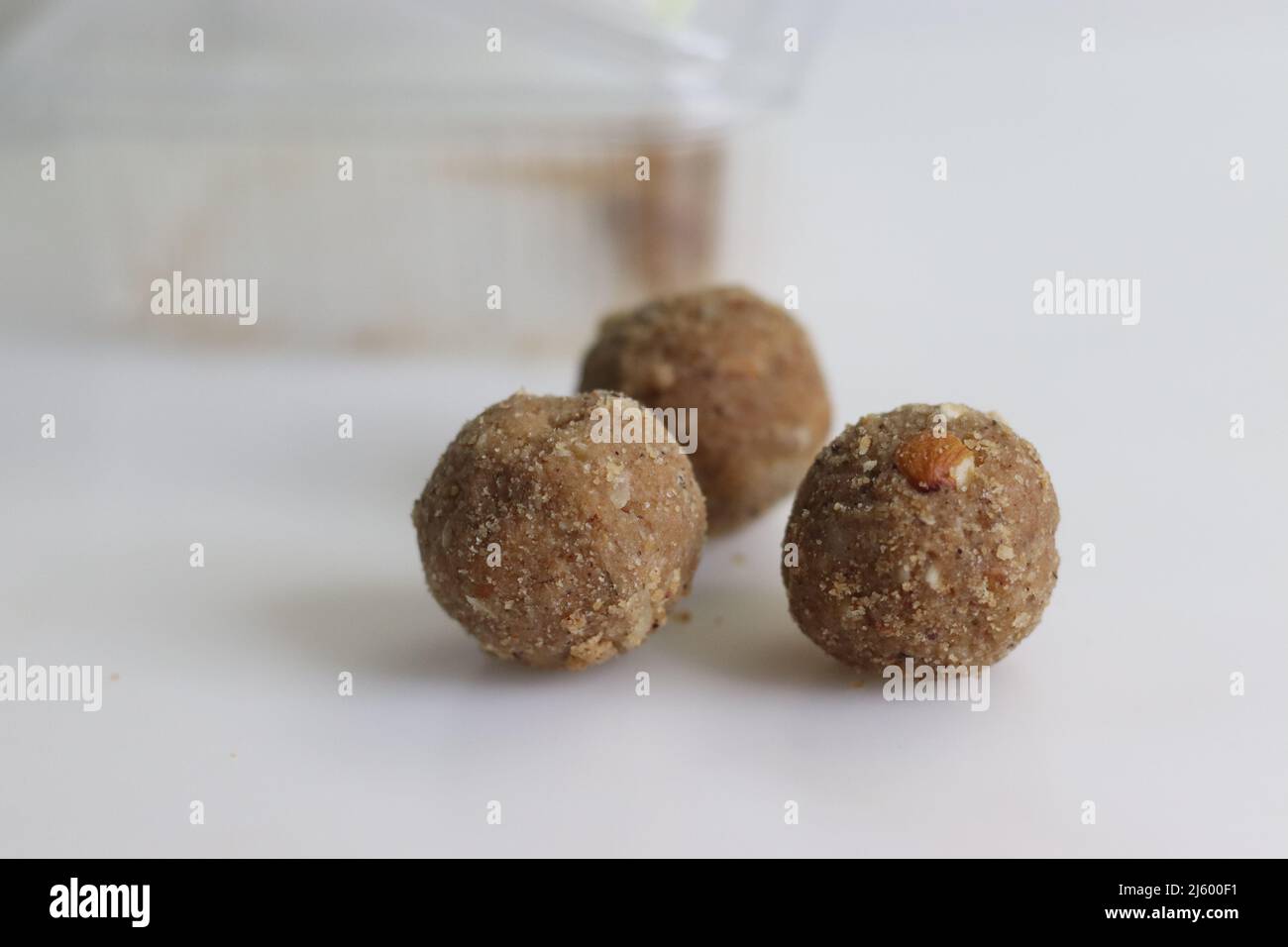 Peanut Dink Ladoo. Erdnuss Dinkache Ladoo sind eine der nährstoffreichen Ladoos, die aus dink und trockenen Früchten und Datteln hergestellt werden. Aufnahme auf weißem Hintergrund Stockfoto