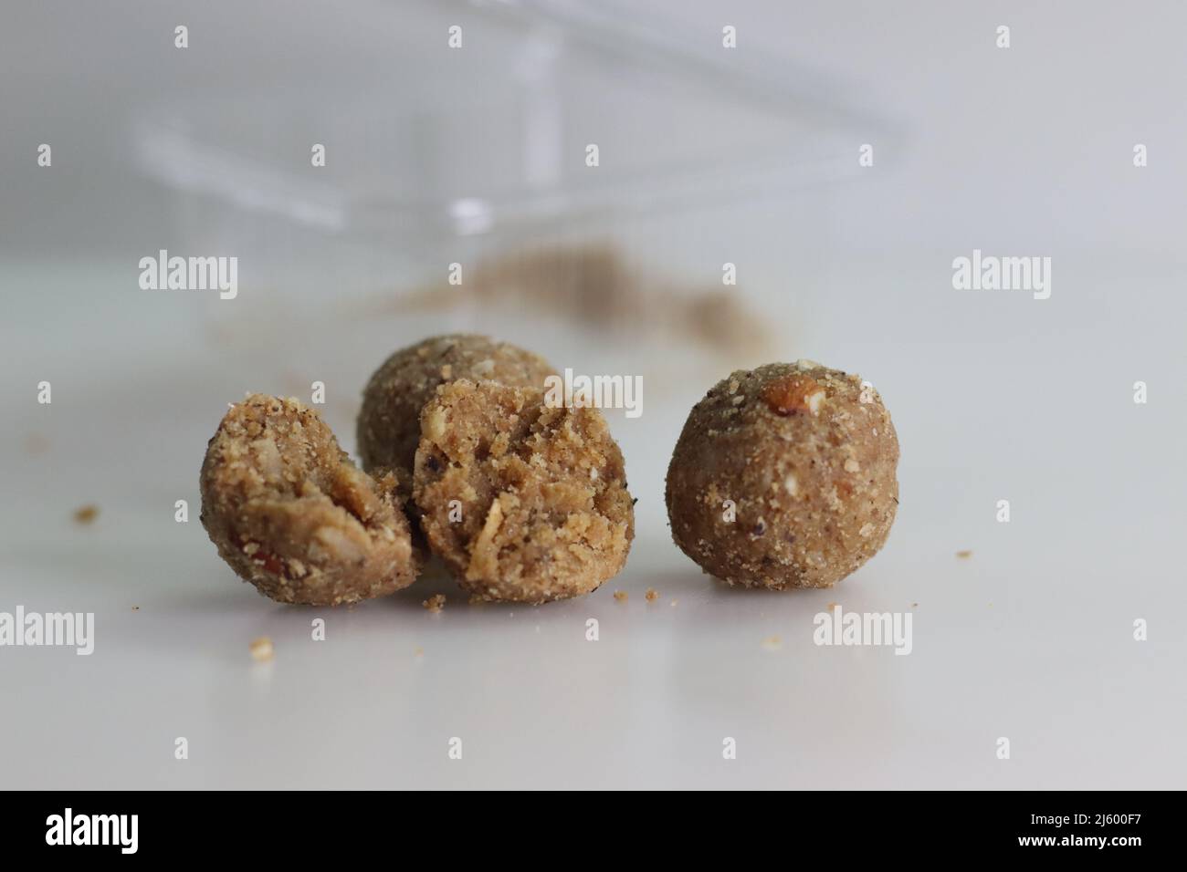 Peanut Dink Ladoo. Erdnuss Dinkache Ladoo sind eine der nährstoffreichen Ladoos, die aus dink und trockenen Früchten und Datteln hergestellt werden. Aufnahme auf weißem Hintergrund Stockfoto