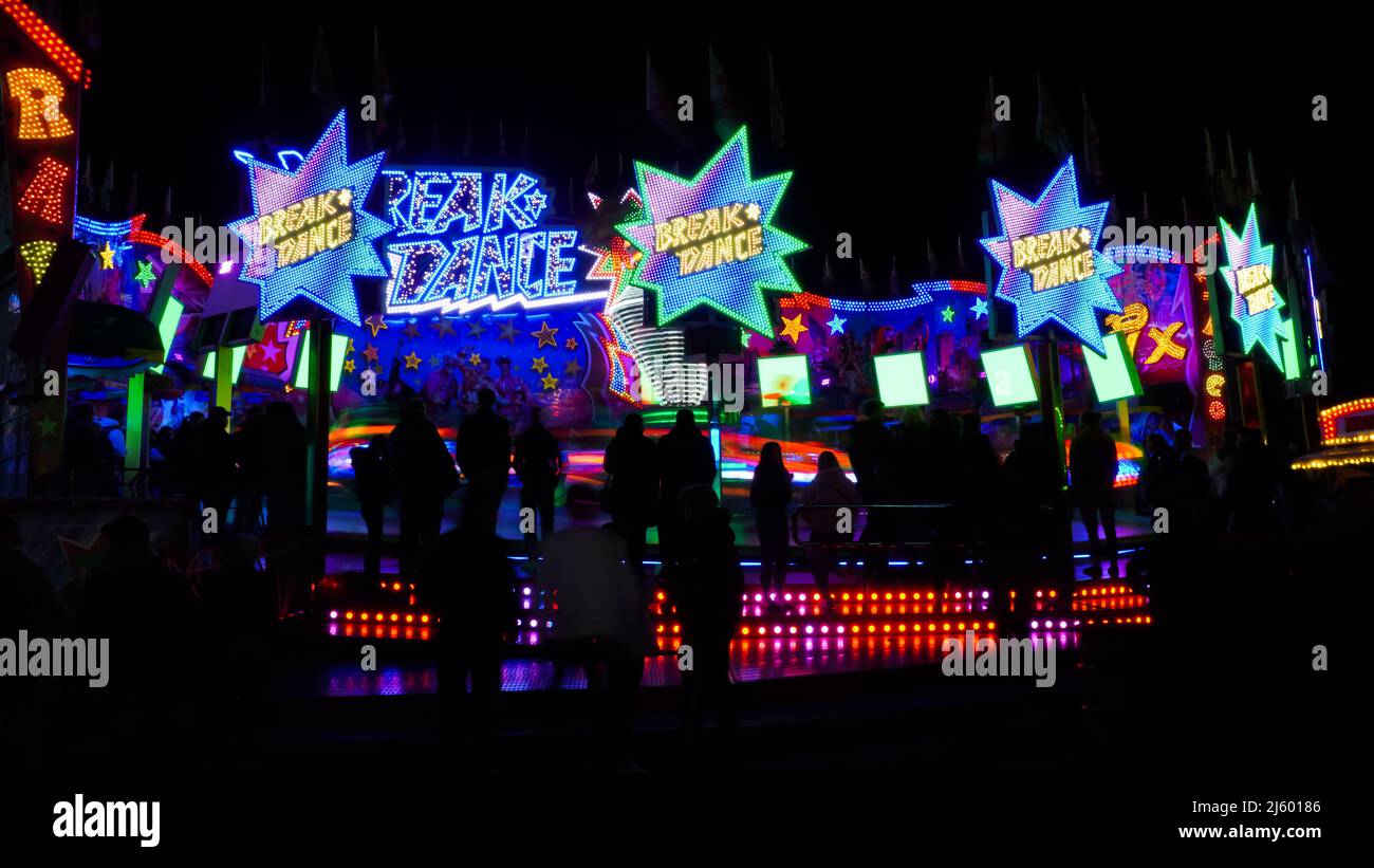 Nachtfahrt mit Breakdance auf dem Jahrmarkt Stockfoto