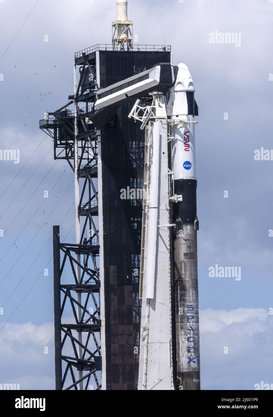 Cape Canaveral, Usa. 26. April 2022. Am Dienstag, den 26. April 2022, startet eine SpaceX Falcon 9 die NASA-Crew-4-Mission vom Launch Complex 39A im Kennedy Space Center, Florida. Der Start ist für Mittwoch, den 27. April 2022, um 352 Uhr morgens eingestellt. Drei NASA-Astronauten und ein Astronaut der Europäischen Weltraumorganisation ESA werden zur Internationalen Raumstation fliegen. Foto von Pat Benic/UPI Credit: UPI/Alamy Live News Stockfoto