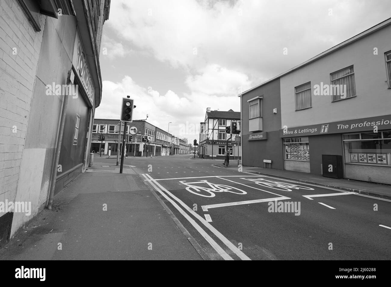 Straßenkreuzung und Gebäude in Loughborough, Leicestershire, Großbritannien Stockfoto