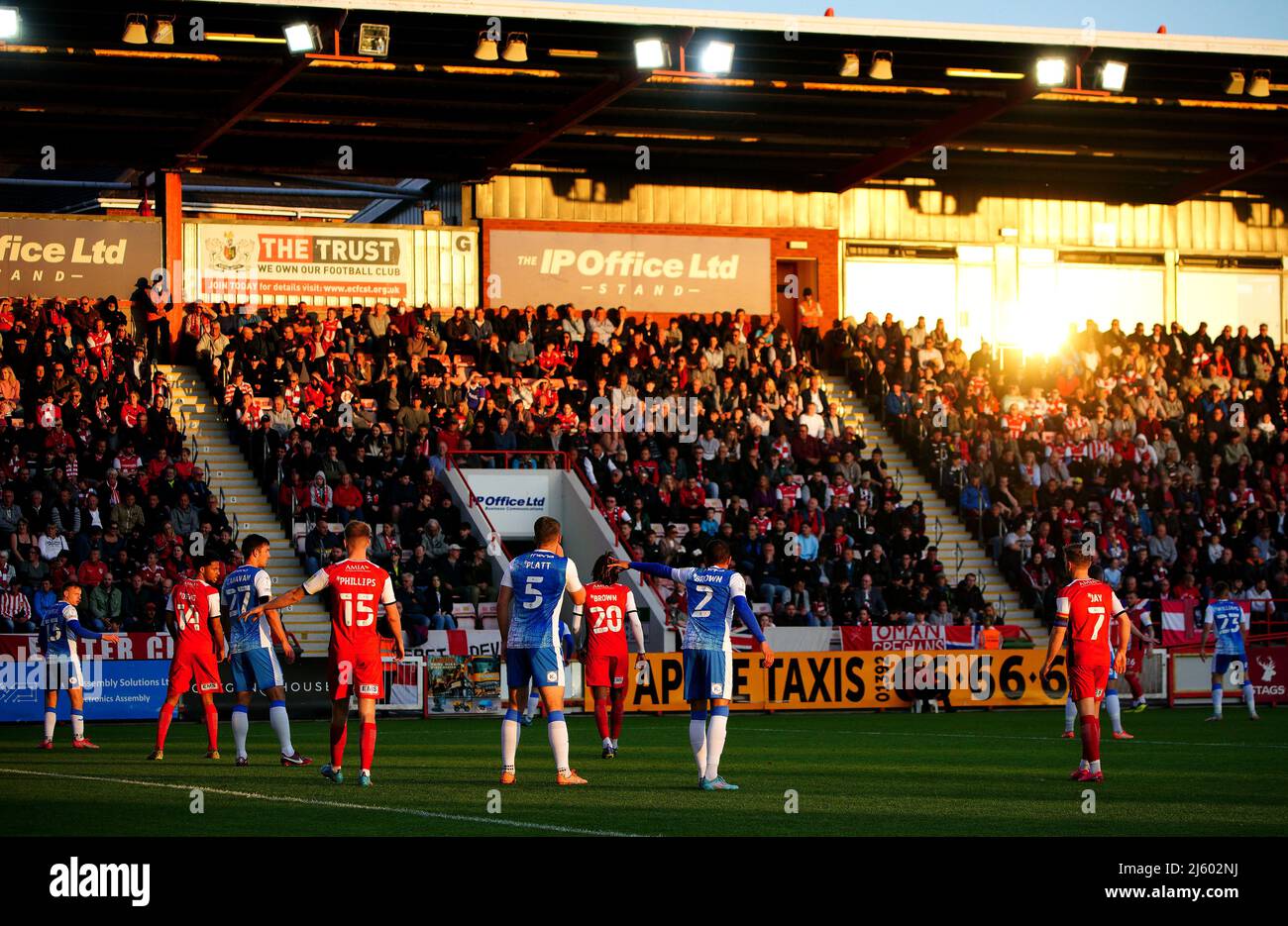 Allgemeiner Blick auf die Action beim Sonnenuntergang während des Spiels der Sky Bet League Two im St James Park, Exeter. Bilddatum: Dienstag, 26. April 2022. Stockfoto