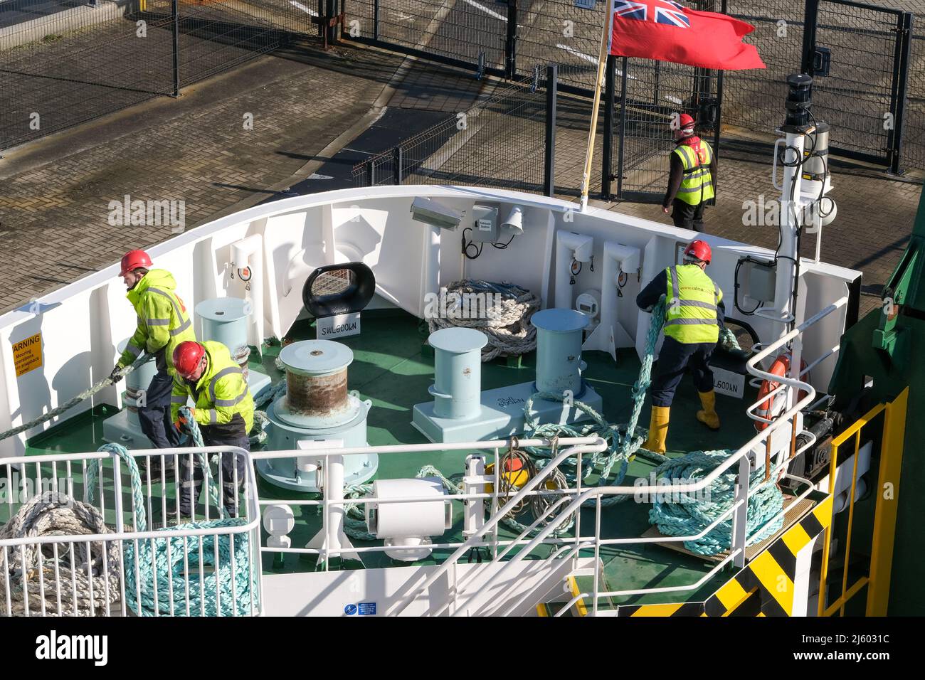 Crew-Mitglieder wickeln an Bord einer innerhebridischen Fähre von calmac ein, während sie sich darauf vorbereiten, den Hafen zu verlassen. Stockfoto
