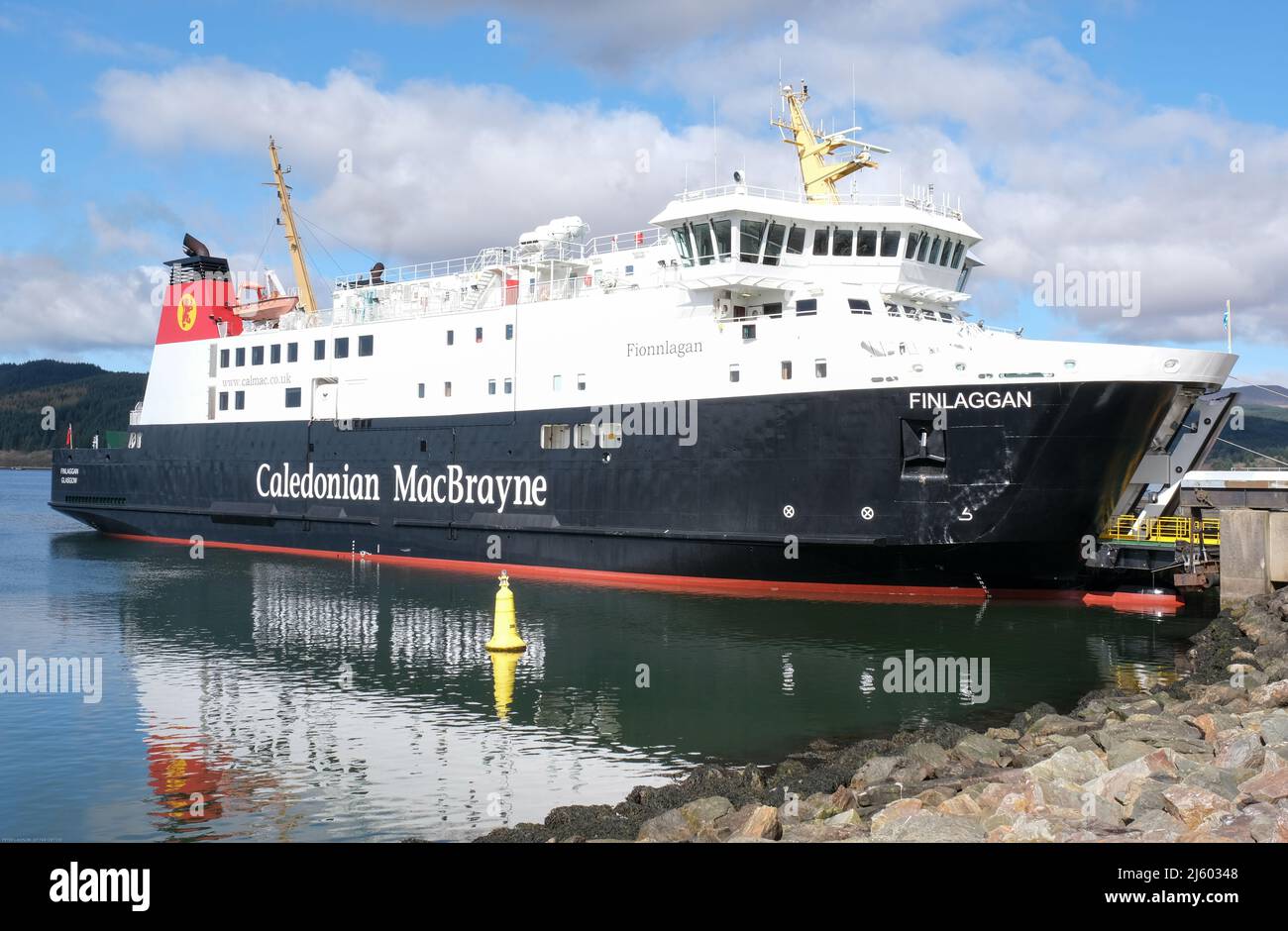 Eine calmac, innere hebriden Autofähre Liegeplatz in kennacraig, der rote Trichter Spiegel im Wasser. Stockfoto