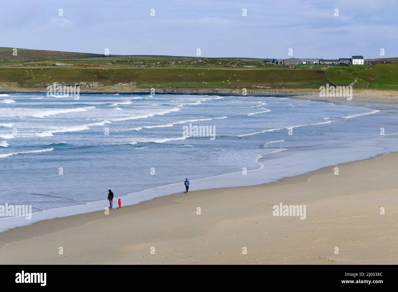 Ein Panoramablick auf die Machir Bay auf der Isle of Islay in den schottischen Inner Hebriden. Eine kleine Familiengruppe genießt den Strand und ein weißer Cottege steht an Stockfoto Ein Panoramablick auf die Machir Bay auf der Isle of Islay in den schottischen Inner Hebriden. Eine kleine Familiengruppe genießt den Strand und ein weißer Cottege steht an Stockfoto