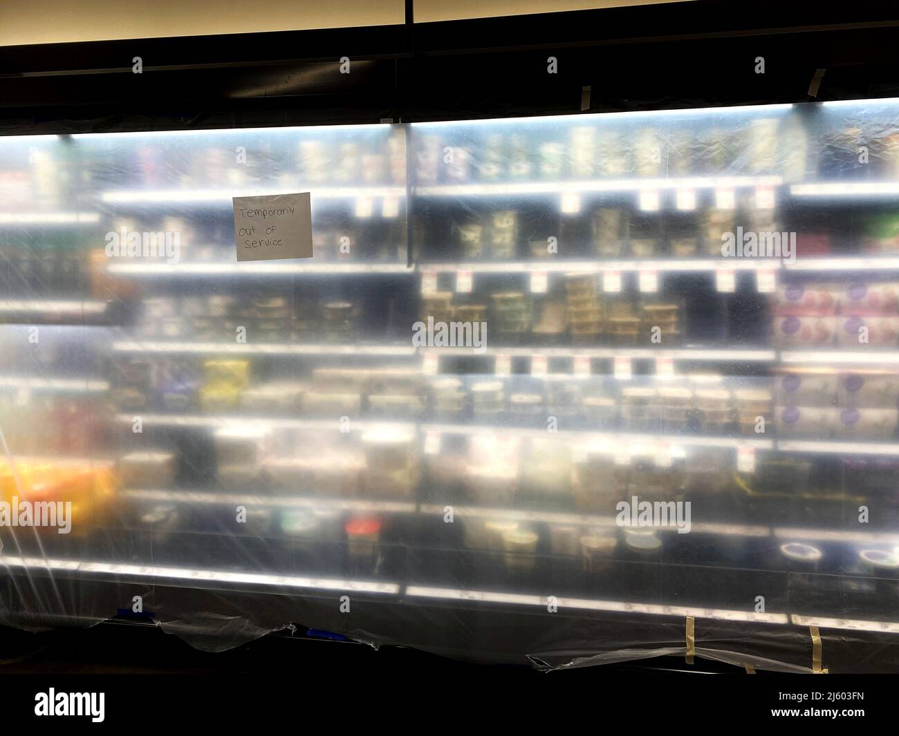 Lebensmittel mit Plane bedeckt, außer Betrieb kommerziellen Kühlschrank Stockfoto