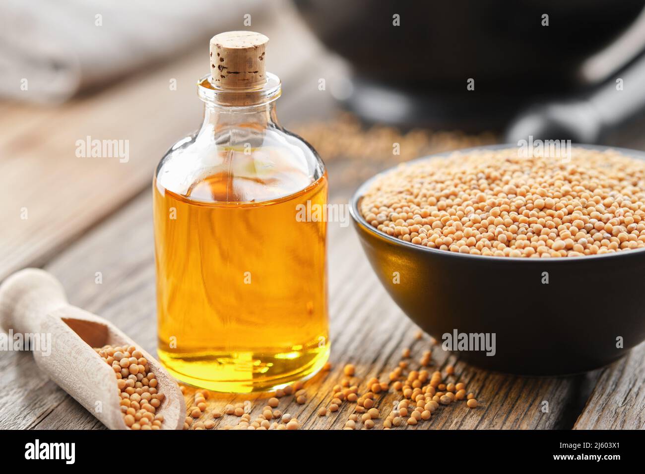 Flasche natürliches Senföl aus biologischem Anbau und Schale mit Vollkornsenf. Stockfoto
