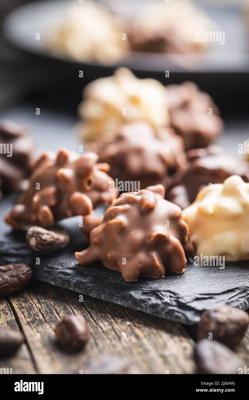 Schokoladentrüffel. Sweer Pralinen auf Holztisch. Stockfoto