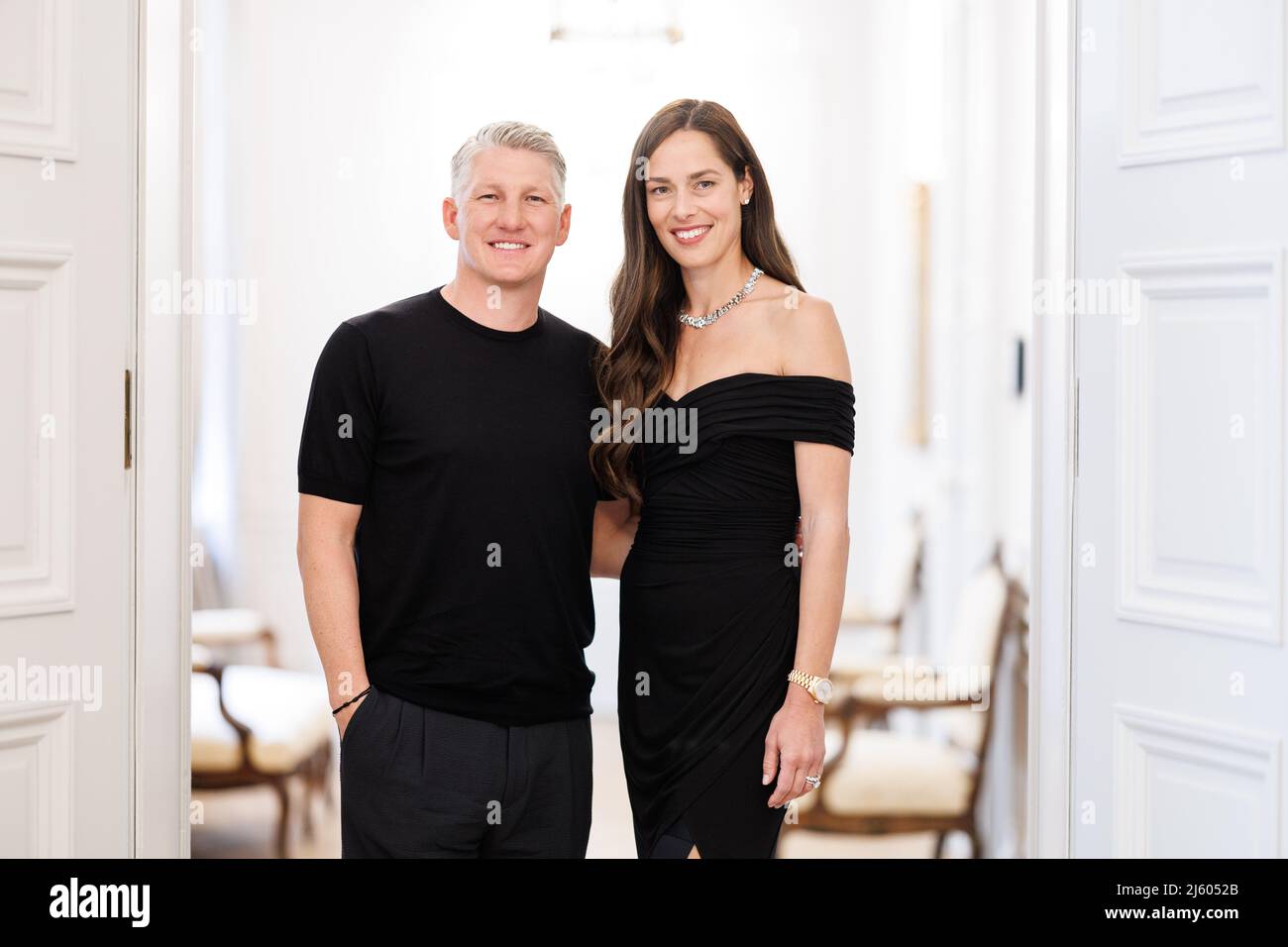 München, Deutschland. 26. April 2022. Bastian Schweinsteiger, ehemaliger deutscher Fußballspieler (l.), und seine Frau Ana Ivanovic, ehemalige serbische Tennisspielerin, blicken am Rande der Verleihung der Best Brands Awards 2022 im Bayerischen Hof in die Kamera. Quelle: Matthias Balk/dpa/Alamy Live News Stockfoto