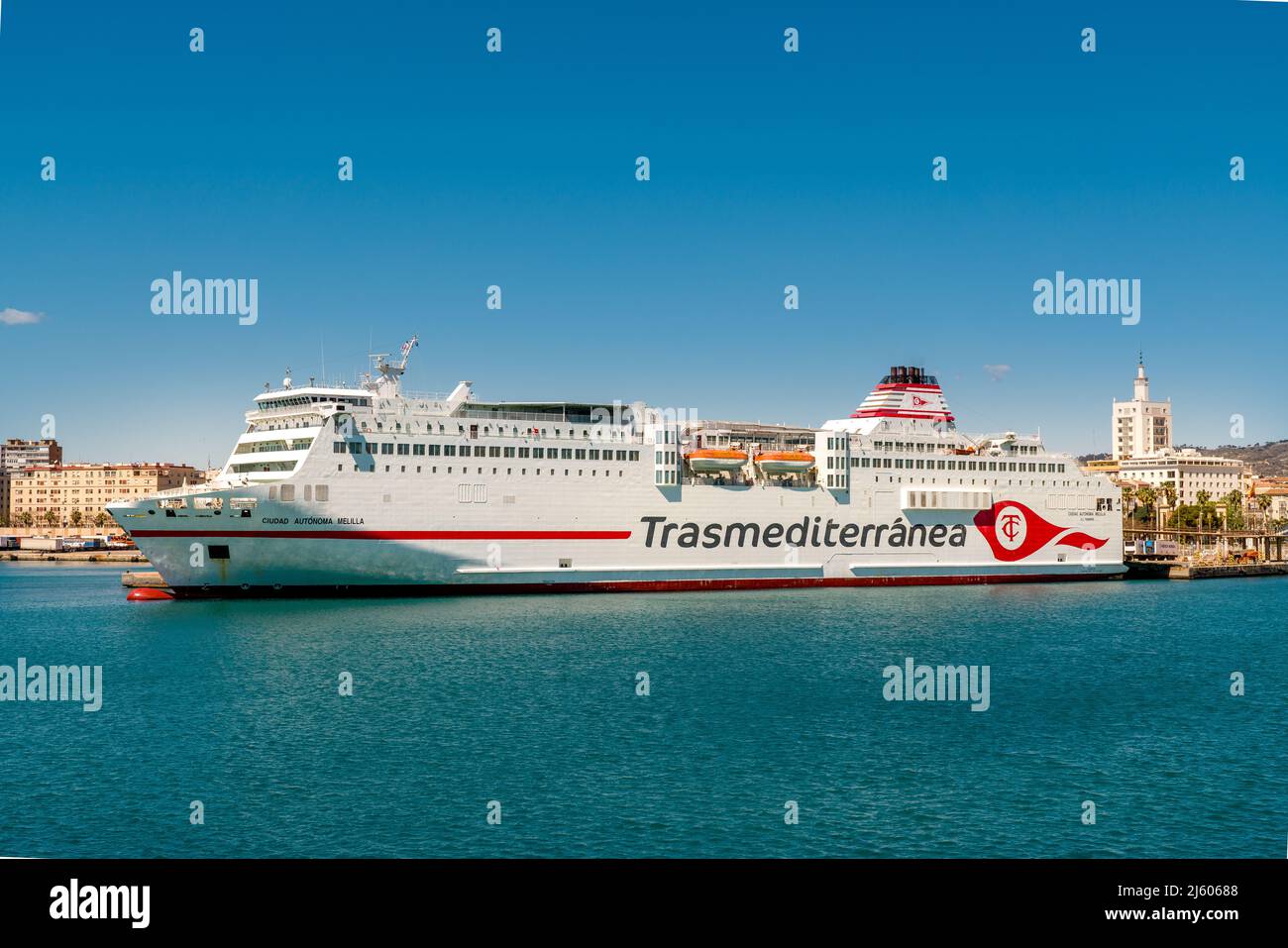 Panoramablick auf die Stadt Malaga, die Gegend von Muelle Uno. Blick auf die Fähre Transmediterranea. Rechts die Kathedrale von Malaga. Bay Area wird renoviert. Stockfoto