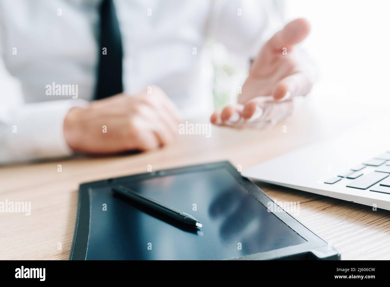 Bankbeamter bietet an, einen Vertragsvertrag mit einer elektronischen Unterschrift mit Stift und Pad zu unterzeichnen, selektiver Fokus Stockfoto