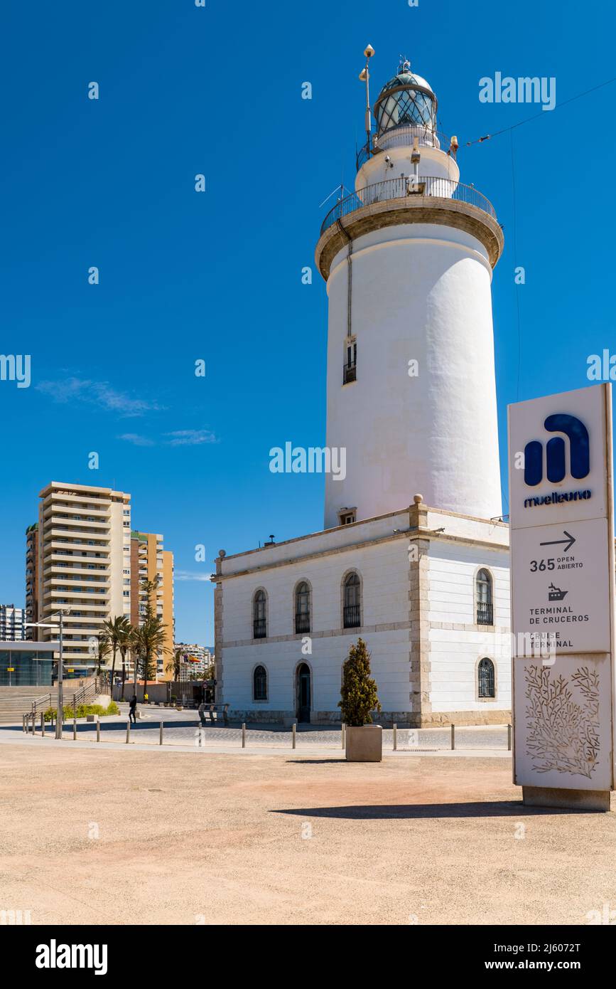 Der Leuchtturm des Hafens von Malaga. Die Arbeiten begannen 1816 und wurden ein Jahr später, zu Zeiten Ferdinands des 7., abgeschlossen. Stockfoto