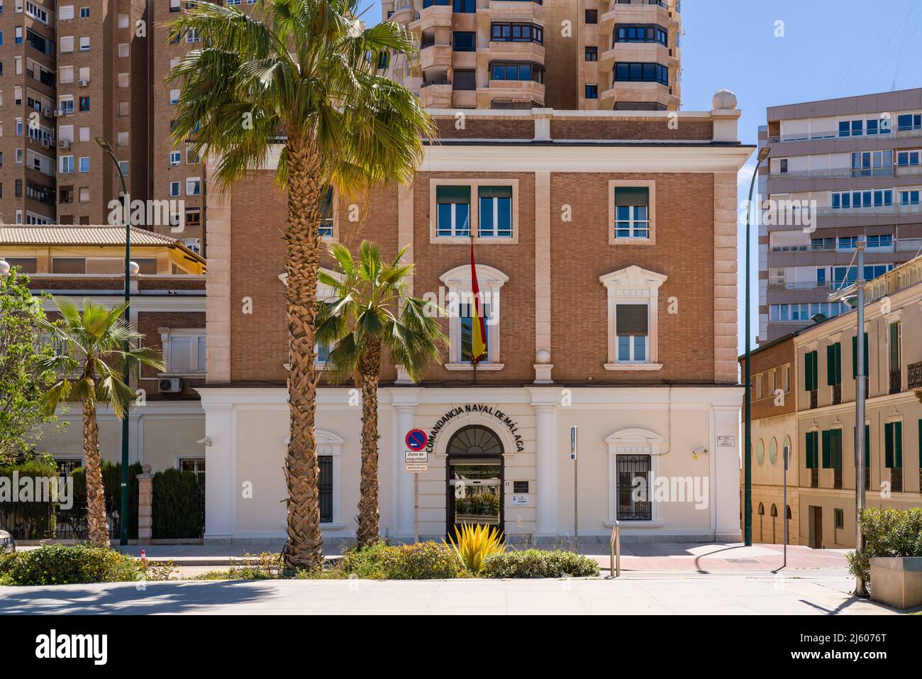 Gebäude des Verteidigungsministeriums im Stadtgebiet des Hafens von Málaga. Wunderschöne Architektur Stockfoto