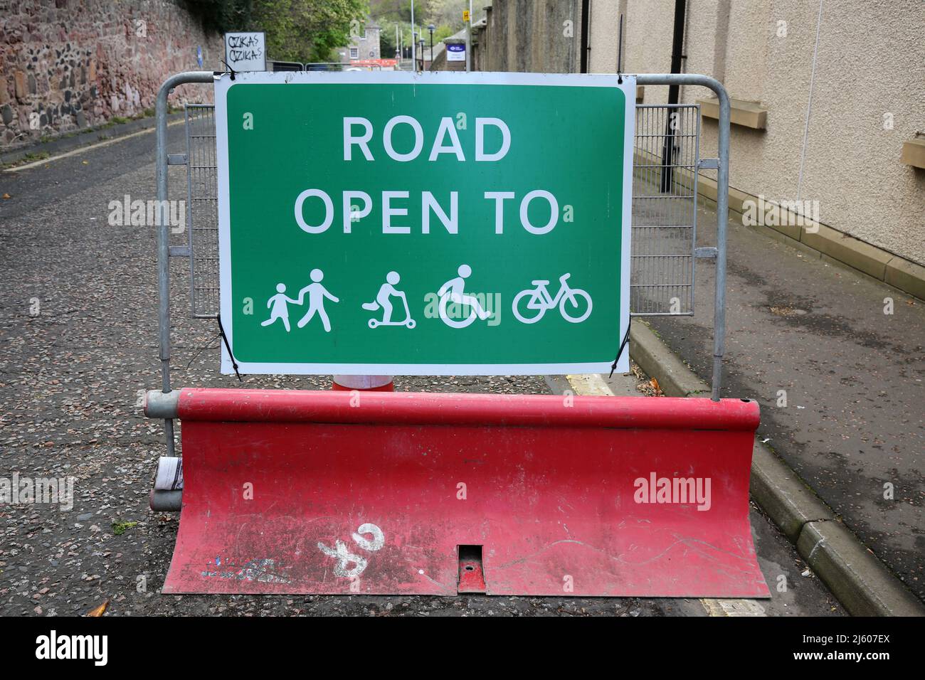 Edinbugh, Lothian, Schottland, Großbritannien. Straße nur für Kinder und Eltern, Fußgänger, Roller, Rollstuhlfahrer, Radfahrer geöffnet. Keine Einfahrt für Autos oder Motorradfahrer. Rote und weiße Barriere, die die Nutzung in engen Straßen im morningside-Viertel von Edinburgh einschränkt Stockfoto