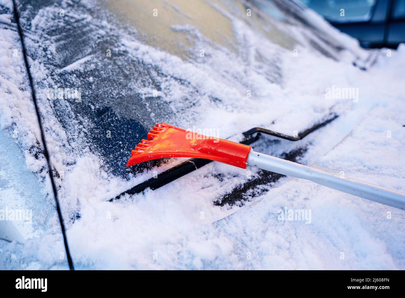 Auto-Bürstenschaber zum Reinigen des Autos von Schnee und Eis  Stockfotografie - Alamy