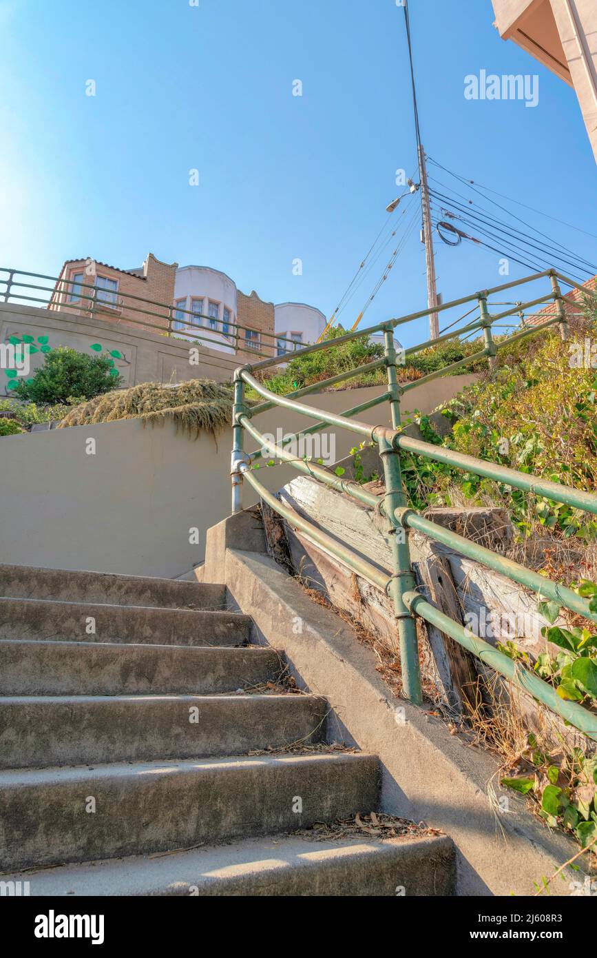 Treppe mit Betonstufen und lackierten grünen Metallstangen-Handläufen in San Francisco, Kalifornien Stockfoto