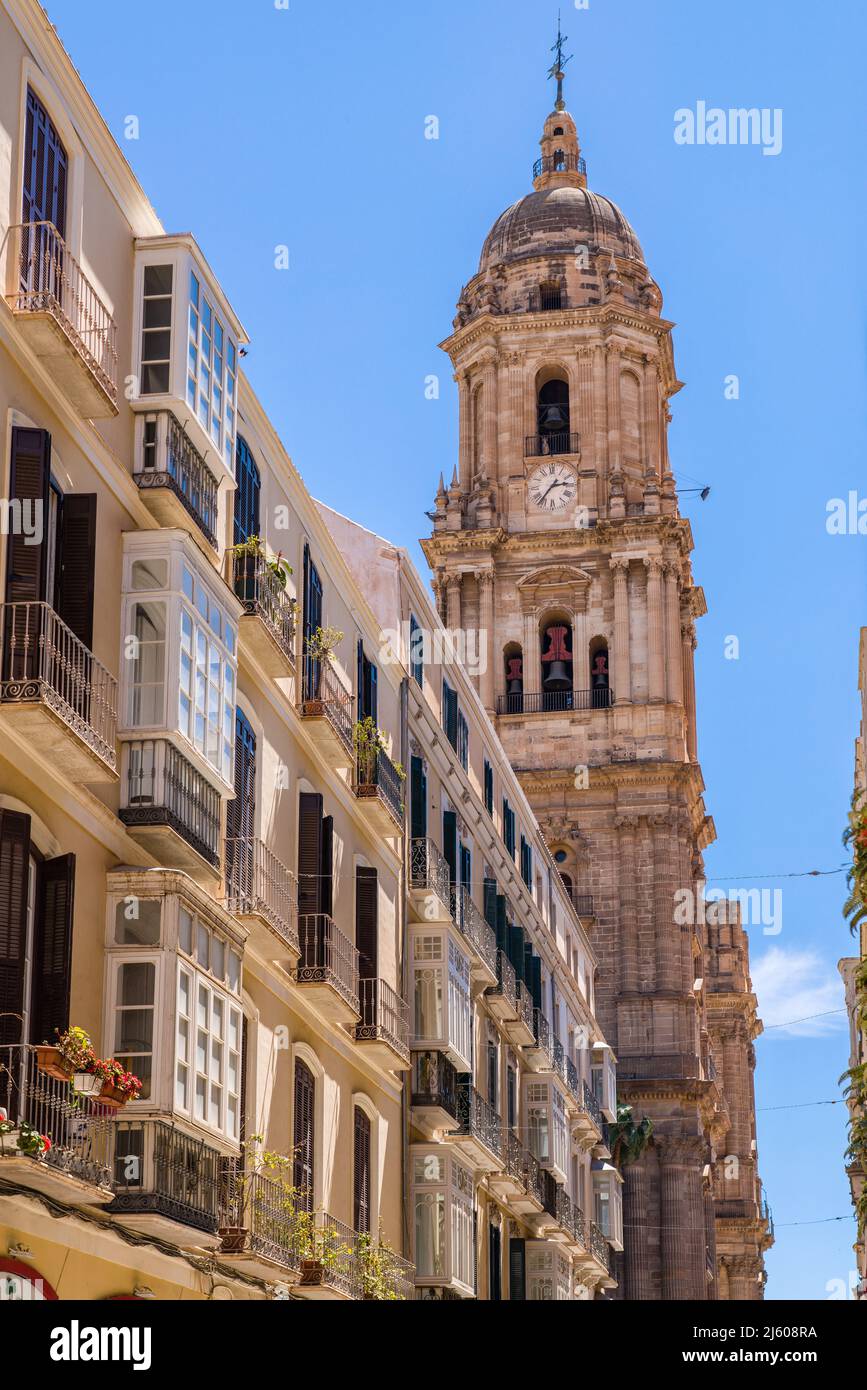 Malaga, SPANIEN - April 21 2022: Straßen von Malaga. Altstadt Malaga kleine Straßen, Promenade mit Geschäften und Restaurants. Stockfoto