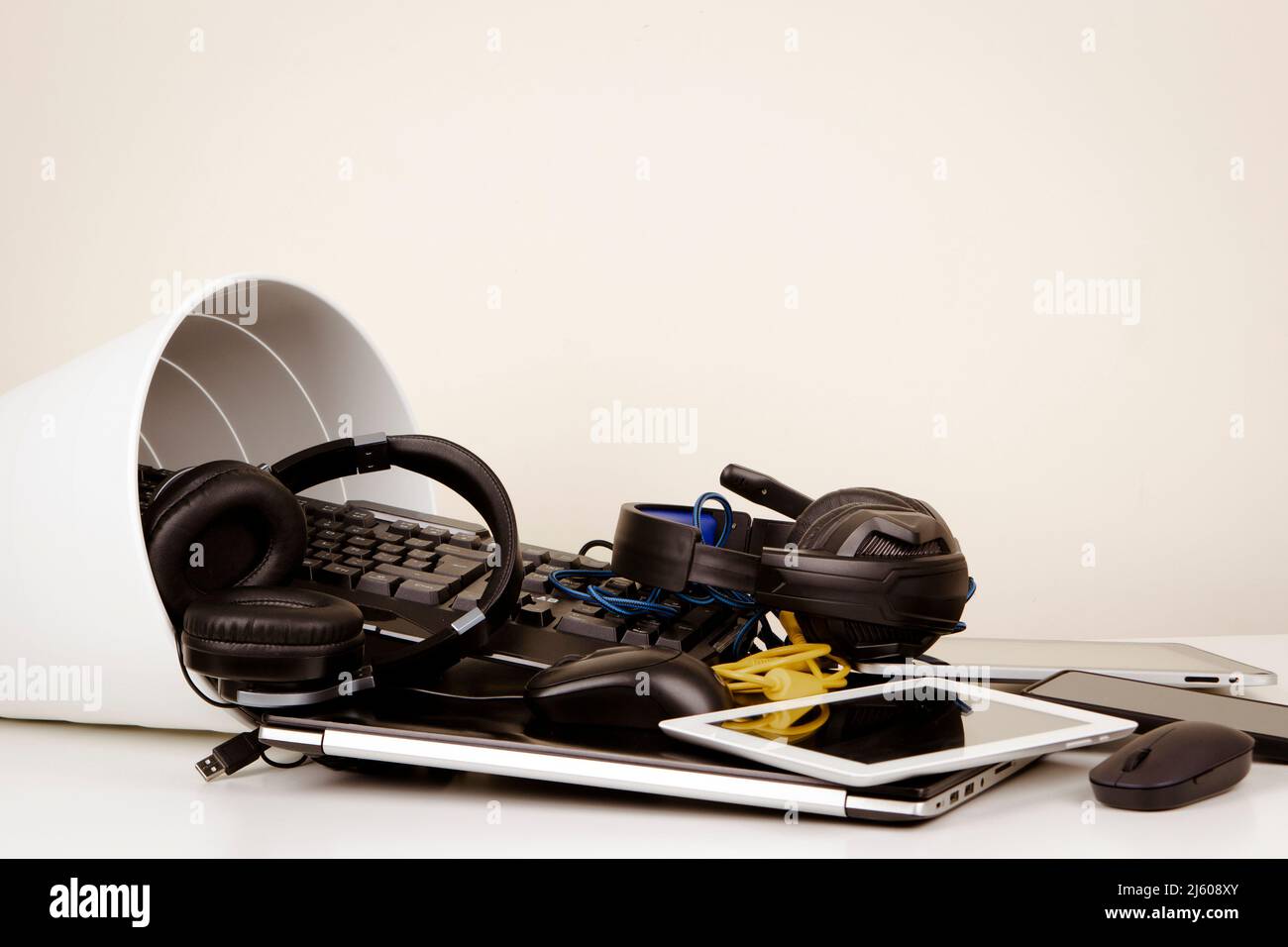 Recycling-Behälter und alte Computer, Telefone, Tablets, Kabel und elektronische Geräte. Geplante Obsoleszenz, E-Waste, Elektronikschrott zur Wiederverwendung und zum Recycling Stockfoto