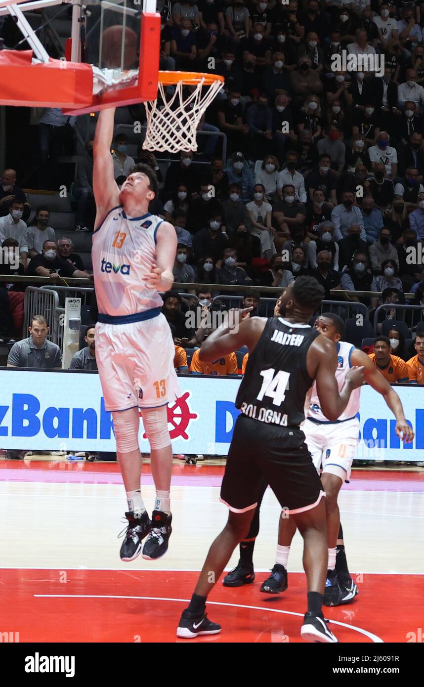 Bologna, Italien, 26/04/2022, Nicolas Bretzel (Ratiopharm Ulm) während des Viertelfinalmeisterschaftsspiel Segafredo Virtus Bologna vs. Ratiopharm Ulm im Sportpalast Paladozza - Bologna, 26. April 2022 Stockfoto