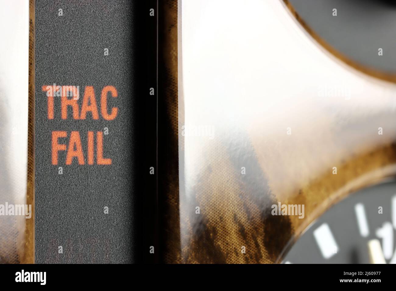 trac-Fehlerwarnleuchte im Armaturenbrett des Fahrzeugs Stockfoto