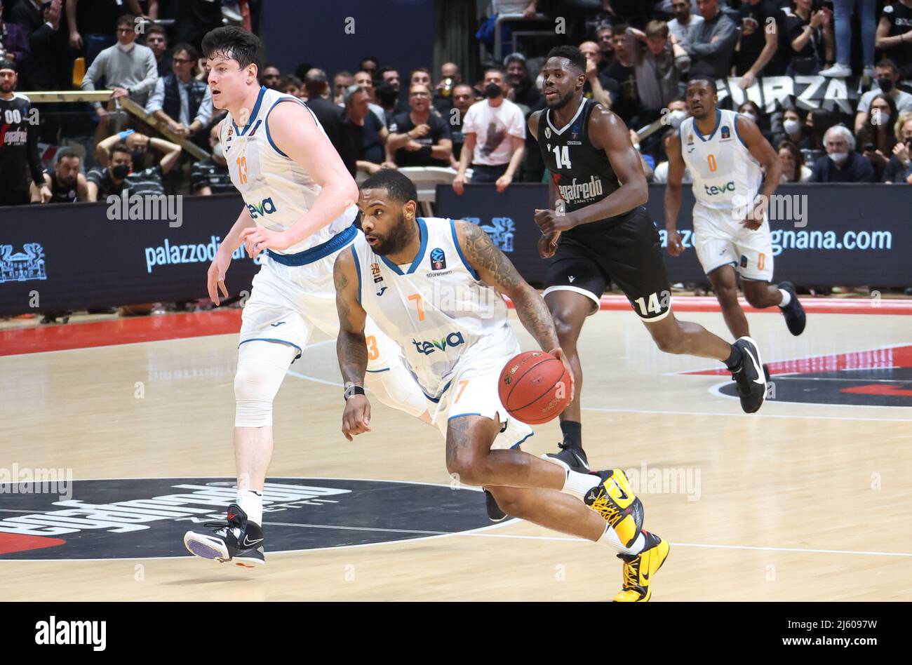 Bologna, Italien. 26. April 2022. Sindarius Thornwell (Ratiopharm Ulm) während des Viertelfinalmeisterschaftsmatches Segafredo Virtus Bologna gegen den Eurocup. Ratiopharm Ulm im Sportpalast Paladozza - Bologna, 26. April 2022 Quelle: Independent Photo Agency/Alamy Live News Stockfoto