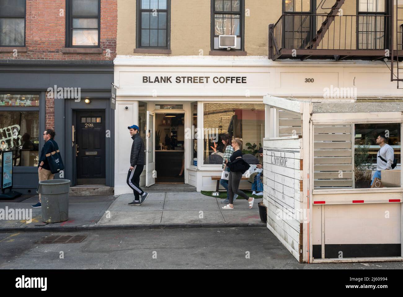 Eine Filiale der ständig wachsenden Blank Street Coffee-Kette in der Bleecker Street in Greenwich Village in New York am Mittwoch, den 13. April 2022. (© Richard B. Levine) Stockfoto