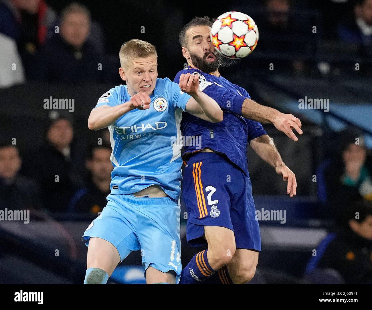 Manchester, England, 26.. April 2022. Oleksandr Zinchenko von Manchester City fordert Daniel Carvajal von Real Madrid während des UEFA Champions League-Spiels im Etihad Stadium in Manchester heraus. Bildnachweis sollte lauten: Andrew Yates / Sportimage Kredit: Sportimage/Alamy Live News Stockfoto