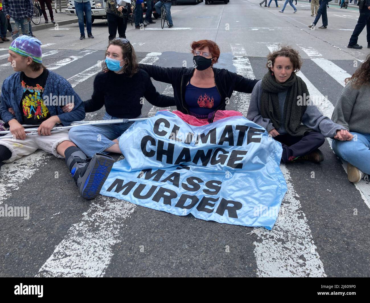 Umweltaktivisten, die mit Extinction Rebellion in Verbindung stehen, leisten zivilen Ungehorsam, indem sie am Samstag, dem 23. April 2022, den Verkehr auf der Sixth Avenue in New York blockieren. Der Protest lenkte die Aufmerksamkeit auf die Untätigkeit der Regierung, die Klimakatastrophe zu stoppen, und die Demonstranten wurden anschließend verhaftet (© Frances M. Roberts) Stockfoto