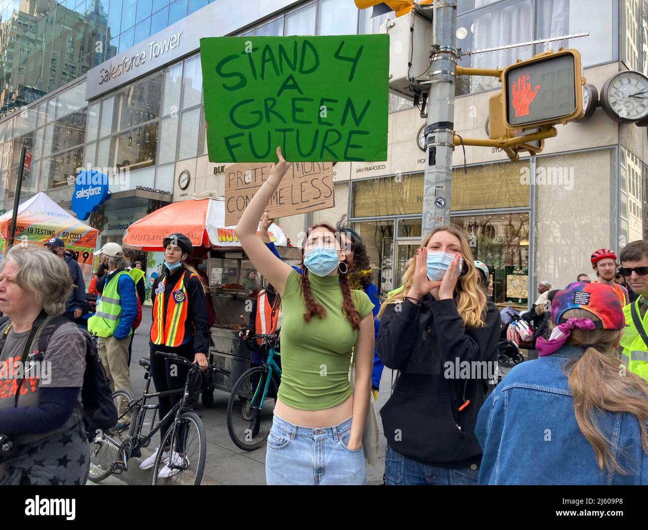 Umweltaktivisten, die mit Extinction Rebellion in Verbindung stehen, leisten zivilen Ungehorsam, indem sie am Samstag, dem 23. April 2022, den Verkehr auf der Sixth Avenue in New York blockieren. Der Protest lenkte die Aufmerksamkeit auf die Untätigkeit der Regierung, die Klimakatastrophe zu stoppen, und die Demonstranten wurden anschließend verhaftet (© Frances M. Roberts) Stockfoto