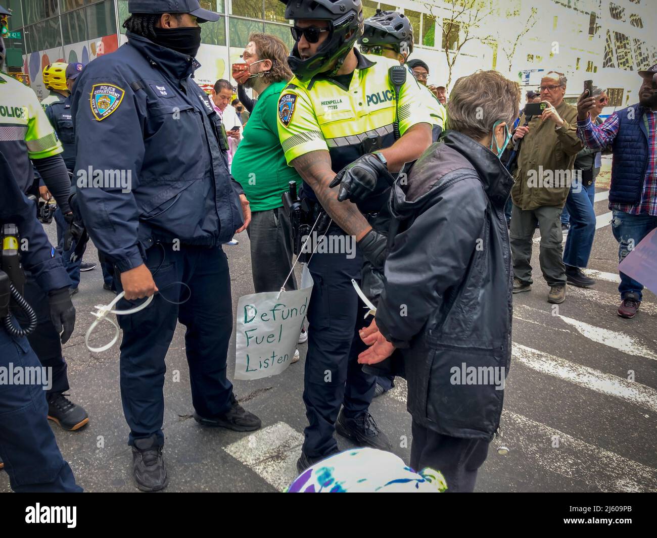 Umweltaktivisten, die mit Extinction Rebellion in Verbindung stehen, leisten zivilen Ungehorsam, indem sie am Samstag, dem 23. April 2022, den Verkehr auf der Sixth Avenue in New York blockieren. Der Protest lenkte die Aufmerksamkeit auf die Untätigkeit der Regierung, die Klimakatastrophe zu stoppen, und die Demonstranten wurden anschließend verhaftet (© Frances M. Roberts) Stockfoto