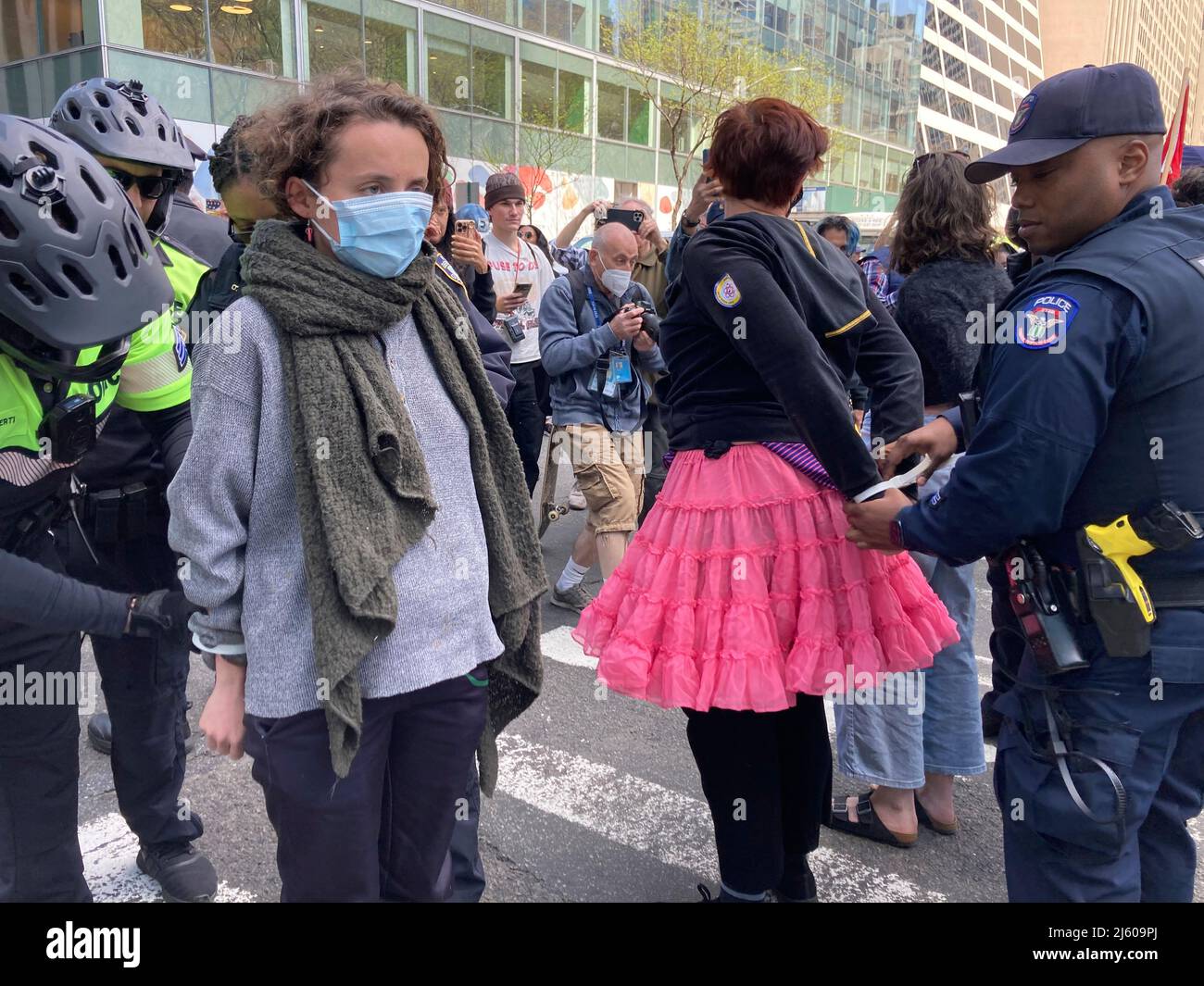 Umweltaktivisten, die mit Extinction Rebellion in Verbindung stehen, leisten zivilen Ungehorsam, indem sie am Samstag, dem 23. April 2022, den Verkehr auf der Sixth Avenue in New York blockieren. Der Protest lenkte die Aufmerksamkeit auf die Untätigkeit der Regierung, die Klimakatastrophe zu stoppen, und die Demonstranten wurden anschließend verhaftet (© Frances M. Roberts) Stockfoto