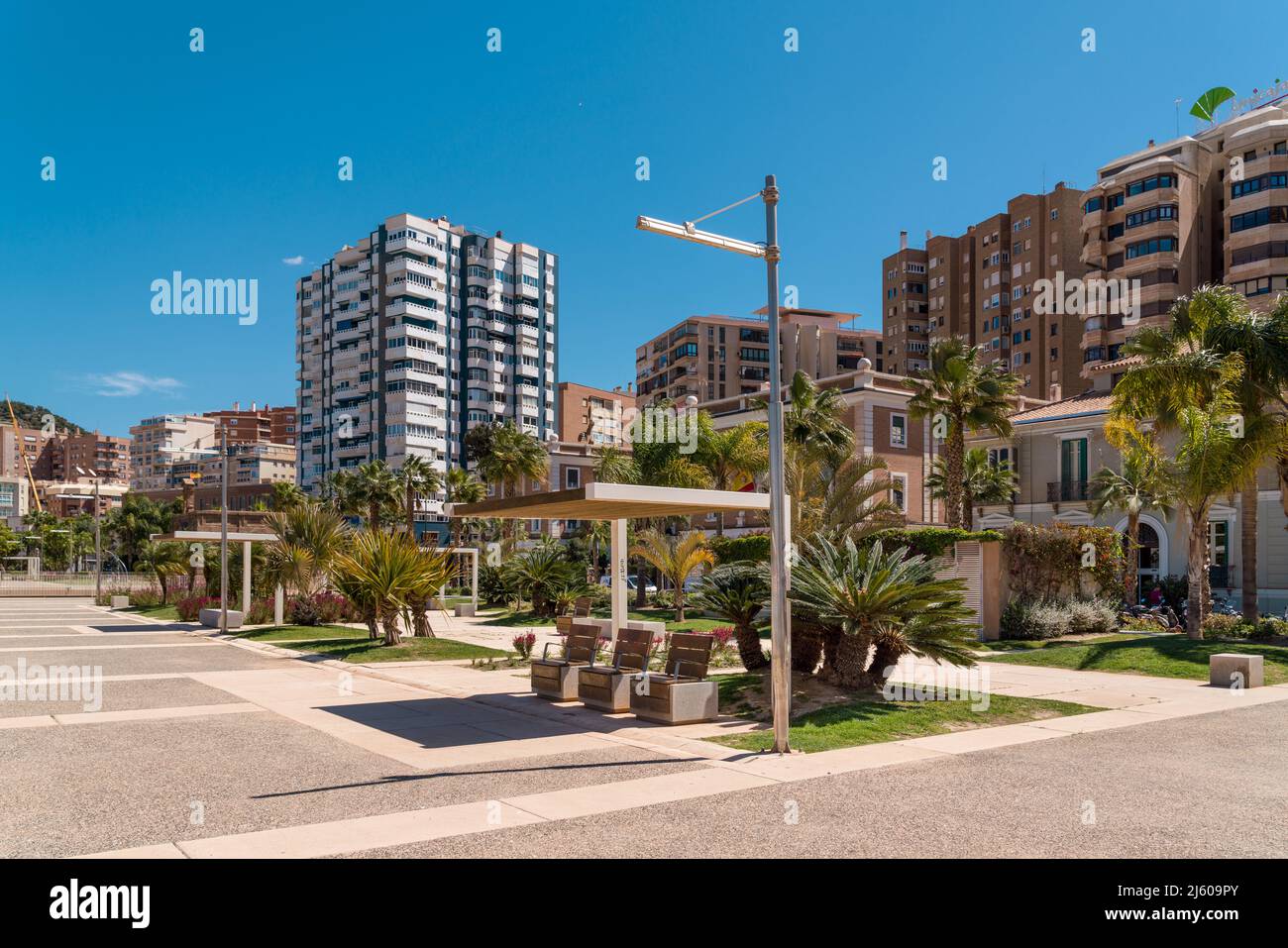 Panoramablick auf die Stadt Malaga, die Gegend von Muelle Uno. Wunderschöne Parks und Erholungszonen entlang des Hafengebiets von 'muelle uno'. Bars und Restaurants. Stockfoto