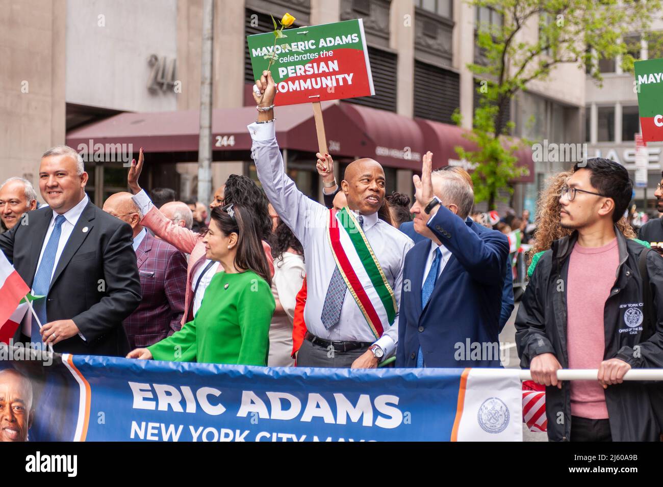 Der Bürgermeister von New York, Eric Adams, marschiert mit Würdenträgern bei der jährlichen Persian Parade, die nach einer zweijährigen Pandemie-Pause am Sonntag, dem 24. April 2022, in der Madison Ave. In New York stattfand. Die Parade feiert Nowruz, Neujahr in der Farsi-Sprache. Der Feiertag symbolisiert die Reinigung der Seele und geht auf die vorislamische Religion des Zoroastrismus zurück. (© Richard B. Levine) Stockfoto