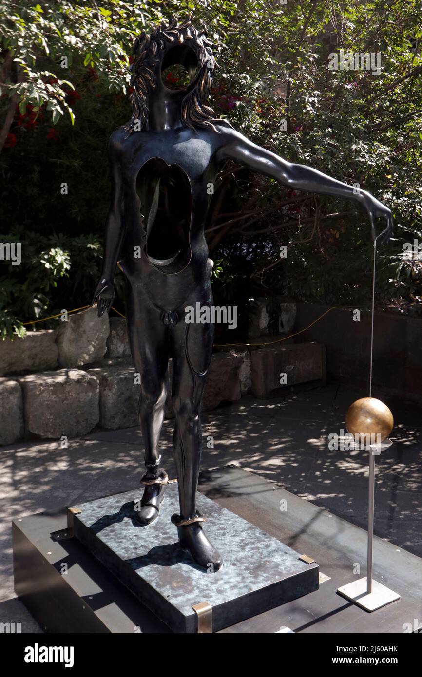 Ciudad de México, 8 diciembre de 2021.- Centro Histórico Inauguración de la muestra „Rodin y Dalí“, obras que salen de Museo Soumaya, se dan cita al aire libre en el Antiguo atrio del templo de San Francisco. La muestra integra 15 esculturas que evocan el gesto creativo en libertad. Una exposición inédita de Fundación Carlos Slim en la que, por primera vez, se presenta el bronce de Dalí, „Mujer con cabeza de rosas“. A partir del óleo surrealista de 1935, la obra de casi dos metros de altura, fue modelada y fundida en 1987. Fotos: Francisco Morales/DAMPHOTO Stockfoto