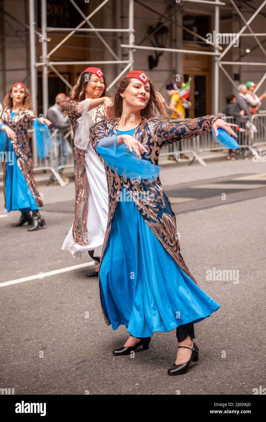 Iranische Amerikaner und ihre Anhänger bei der jährlichen Persian Parade, die nach einer zweijährigen Pandemie-Pause am Sonntag, dem 24. April 2022, auf der Madison Ave. In New York stattfand. Die Parade feiert Nowruz, Neujahr in der Farsi-Sprache. Der Feiertag symbolisiert die Reinigung der Seele und geht auf die vorislamische Religion des Zoroastrismus zurück. (© Richard B. Levine) Stockfoto