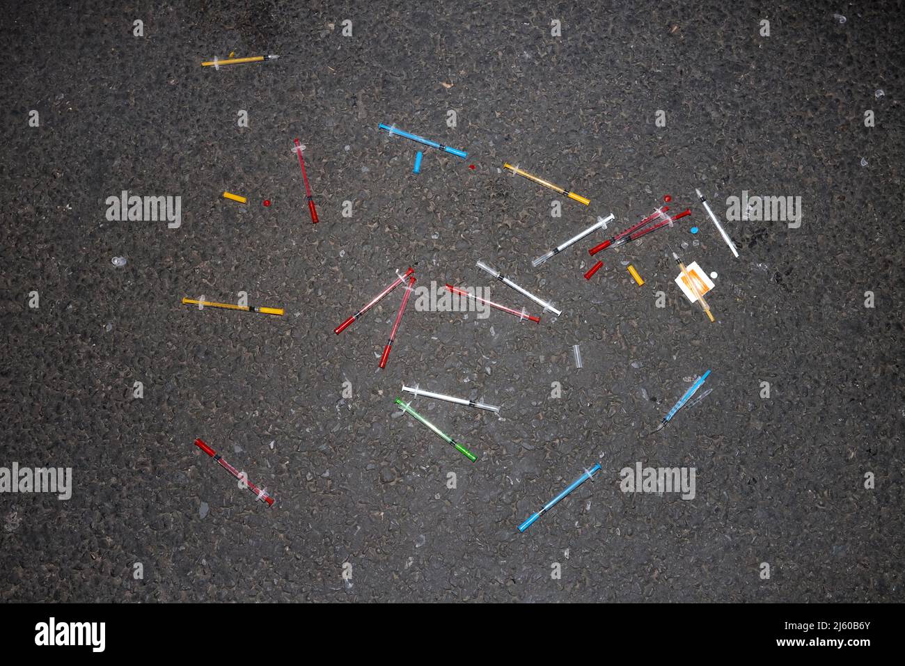 Eine Menge farbenfroher Drogennadeln, die auf der Straße in Exeter, Devon, Großbritannien, gefunden wurden. Stockfoto