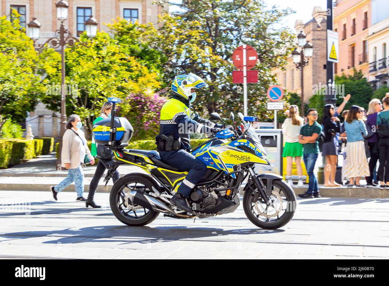 spanische Polizei Motorradfahrer Motorrad und Fahrer in Sevilla Sevilla spanien auf der Straße fahren Stockfoto