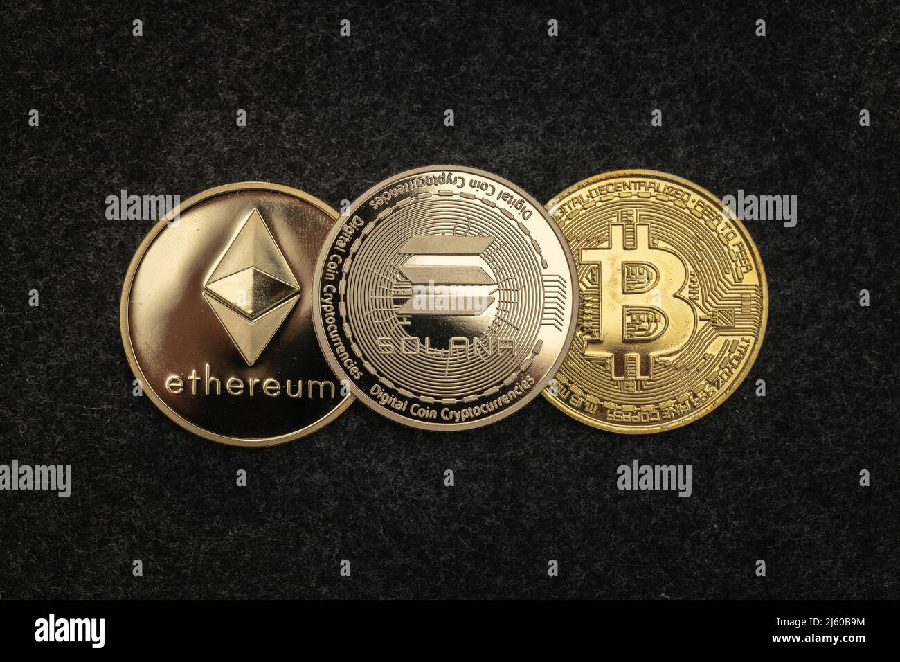 Solana SOL, Ethereum ETH und Bitcoin BTC Kryptowährung physische Münze  Stockfotografie - Alamy