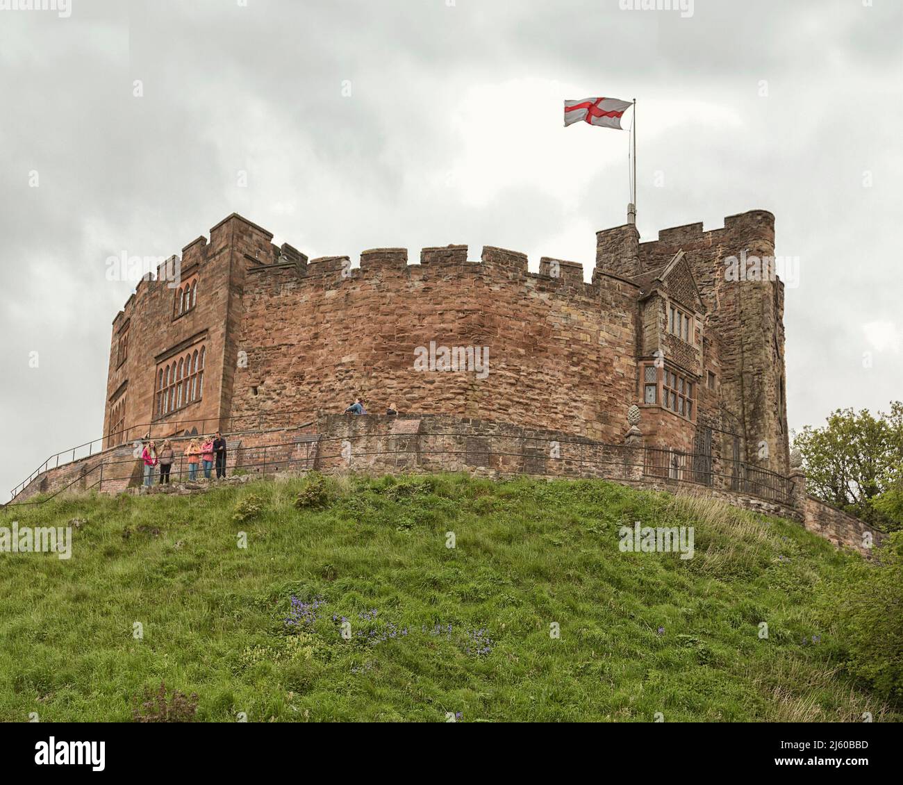 Tamworth Castle ist ein normannisches Schloss und ein denkmalgeschütztes Gebäude. Das Schloss ist mit der Flagge des Heiligen Georg abgebildet. Stockfoto