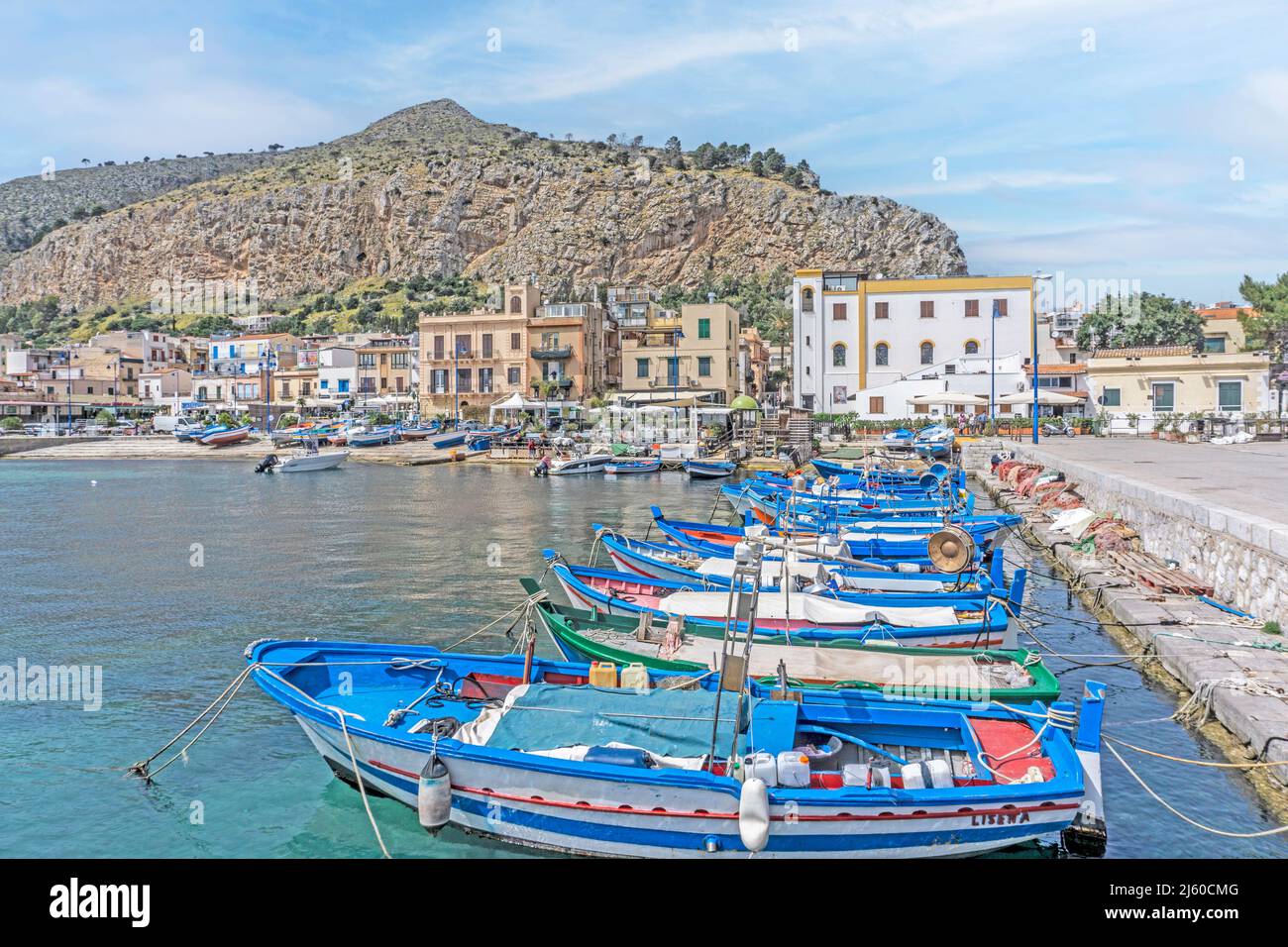 Die farbenfrohen kleinen Fischerboote liegen entlang des Piers in Mondello, Sizilien, Italien. Stockfoto