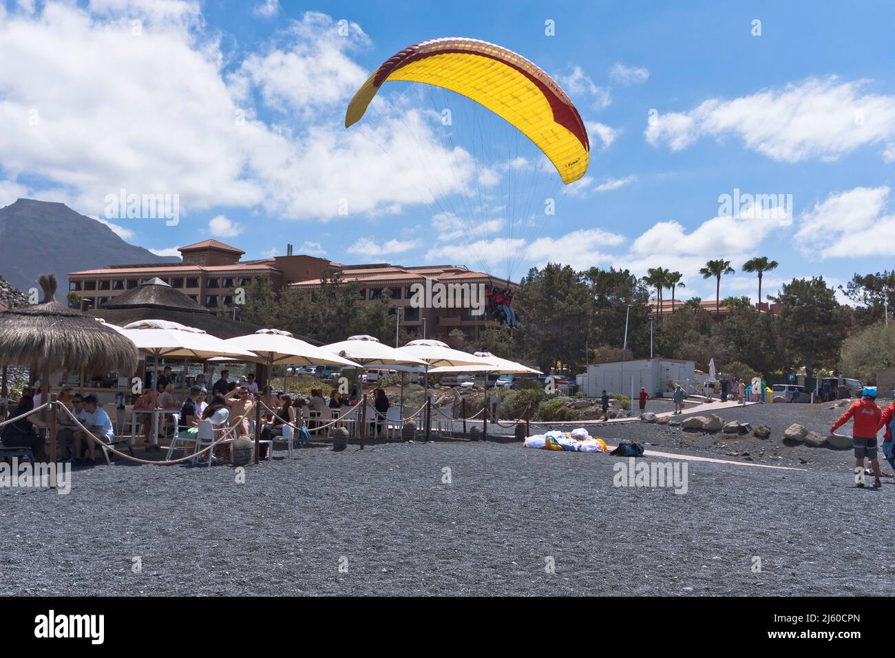 dh La Caleta COSTA ADEJE TENERIFFA Gleitschirmfliegen Playa De La Enramada Strände Café schwarzer Sandstrand Südküste Touristen Tandem Gleitschirm Restaurants Stockfoto