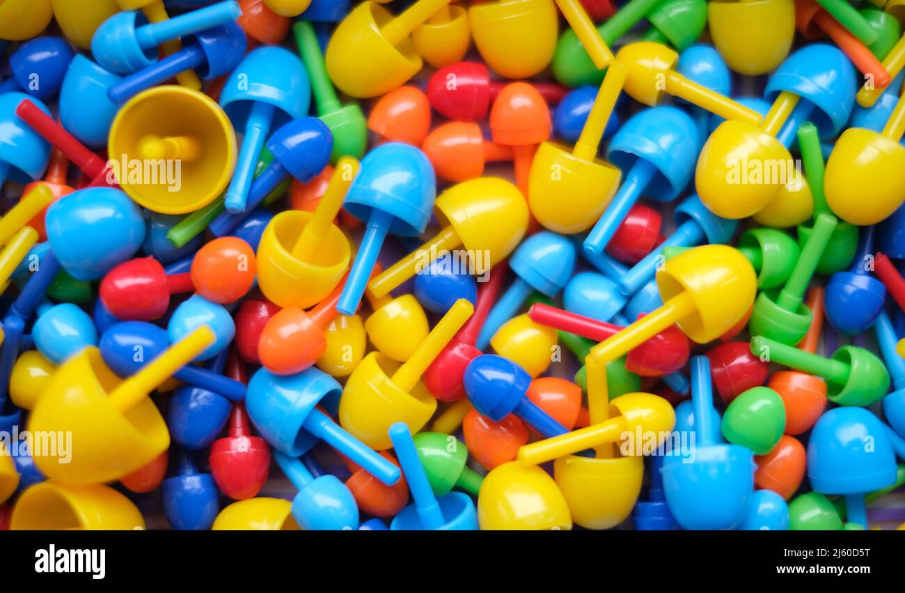 Nahaufnahme, Kinder Farbmosaik für die Erstellung von Bildern. Pädagogisches Spielzeug für Kinder. Stockfoto